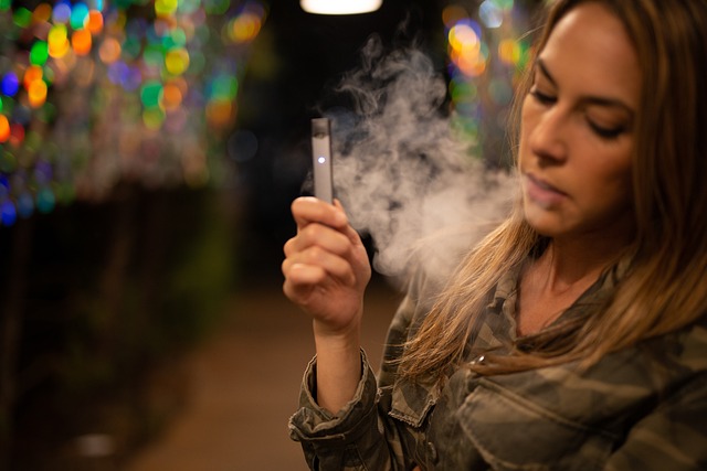 tabagisme passif cigarette électronique : odeur et fumeur épaisse